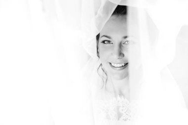 tül içinde sarılı bir güzel kız çekici gülümseme