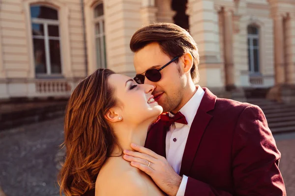 Un hombre con gafas elegantes toca a su novia suavemente en el backdro —  Fotos de Stock