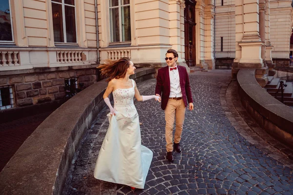 Una joven pareja camina en el hermoso patio del palacio, l —  Fotos de Stock
