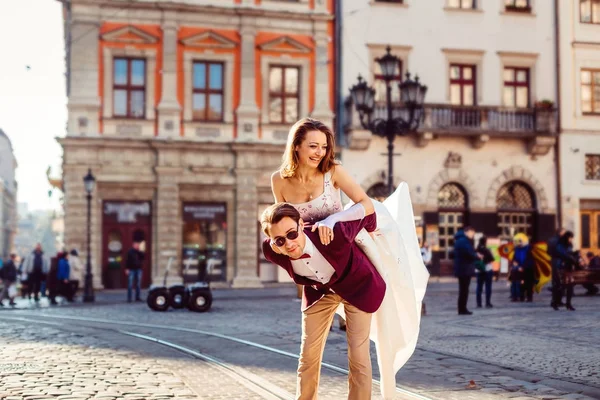 Una joven pareja se divierte en el corazón de la ciudad histórica — Foto de Stock