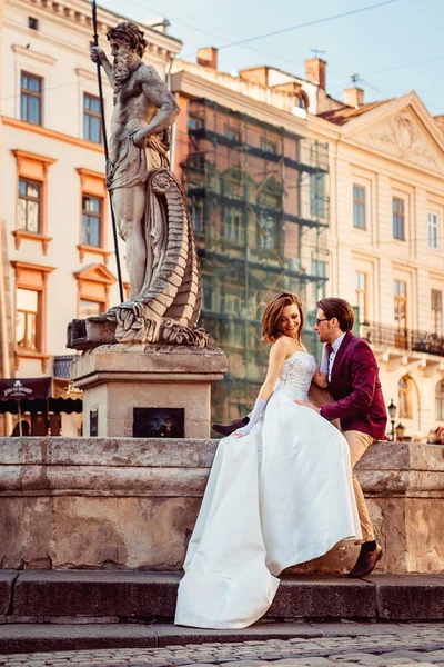 Подружки невесты возле исторических скульптур в прекрасный солнечный день — стоковое фото