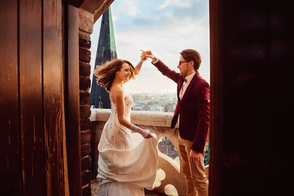 Sposi ballare sul balcone di un vecchio edificio da cui un b — Foto Stock