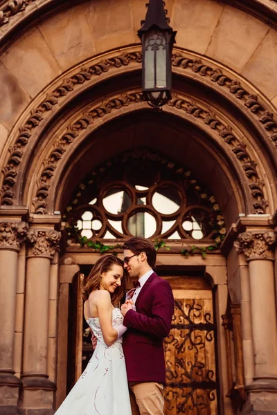 Sevgili kocası bir genç karısı şehvetli hugs