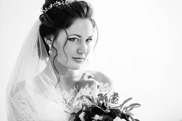Tenerezza sposa giovane con un diadema in un'acconciatura su nero e wh — Foto Stock