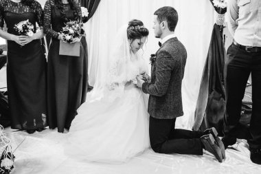 mutlu yeni evliler her oth karşı bir diz üzerinde duruyorsun