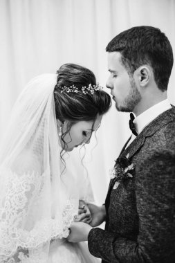 heyecanlı yeni evliler el ele tutuşarak ve closin karşı tek stand