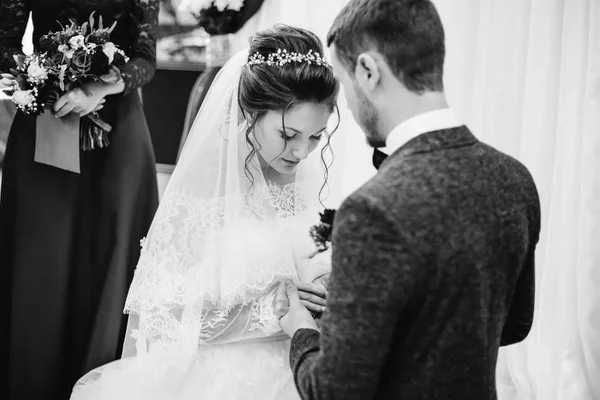 De bruidegom draagt een trouwring op de vinger van haar bruid. foto — Stockfoto