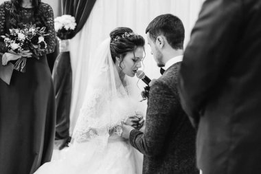 Gelin önünde duran o evlilik yemini metin diyor