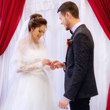 Gelin bir alyans takıyor gibi gelinin kız saatler