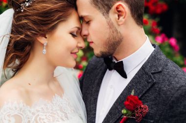 Genç çift ayakta yüz yüze gözleri kapalı bir