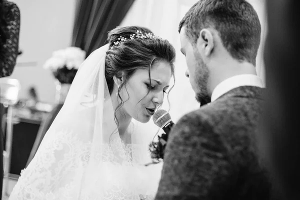 A noiva genuinamente jurar fidelidade ao seu futuro marido no th — Fotografia de Stock
