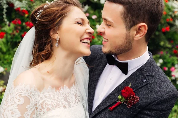 Close-up de um jovem casal feliz que sinceramente sorri para cada ot — Fotografia de Stock