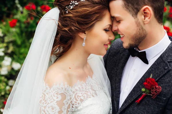 Sentimentos suaves entre os recém-casados que se apoiaram uns contra os outros — Fotografia de Stock