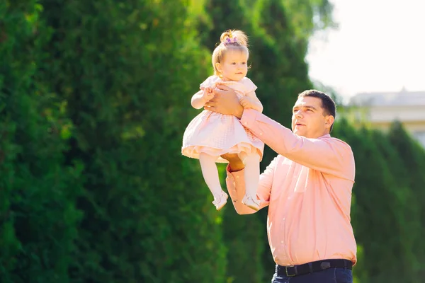 행복 한 아버지 그의 팔에 그의 작은 딸을 보유 — 스톡 사진