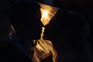 siluetleri k için isteyen gençlerin düğün peçe altında