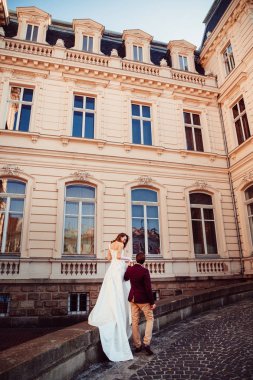 erkek ve kadın bir gelinlik güzel fon karşı