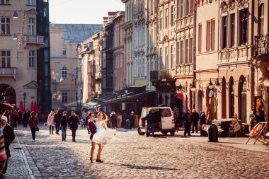 Lviv, Ukrayna - 16 Ekim 2015 genç çift şehir zekâ yürür