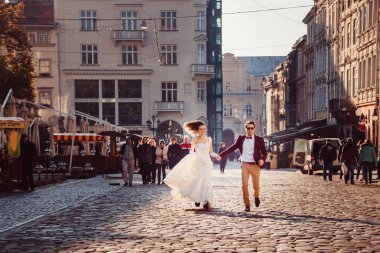 Lviv, Ukrayna - genç çift yürür çevresinde 16 Ekim 2015 A