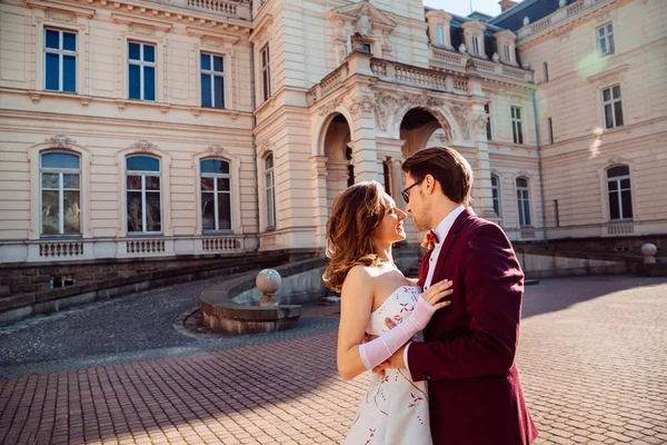 La sonrisa de la novia y la mirada apasionada del novio agai —  Fotos de Stock