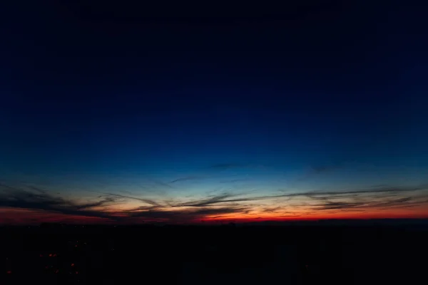 一条清晰的地平线 把不可思议的天和夜城隔开 — 图库照片