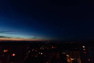 akşam şehir ve mavi gökyüzü ve gün batımı karşı aydınlık Kulesi