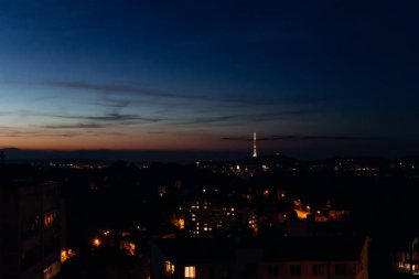 --dan pencere eşiği binalar ve parlak merkezi Kulesi ve açık mavi gökyüzü ışık