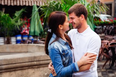 Çift yüz yüze duran ve ben gülümseyen birbirlerine aşık