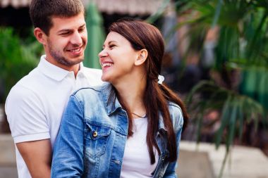 aşık çift içtenlikle birbirlerine gülüyor ve onların zaman kalırız.