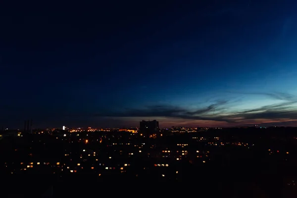 Een stad van de avond verlicht door het licht van de inwoners hom — Stockfoto