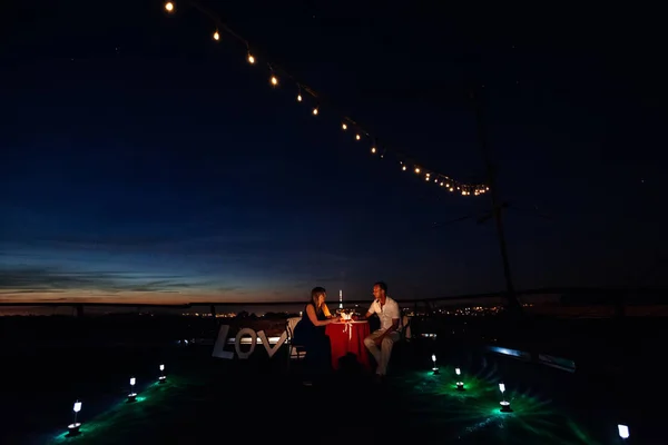 Conversazione tra due amanti in un appuntamento romantico sul tetto o — Foto Stock