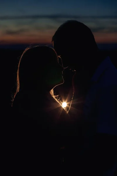 Silhouet van de vrouw en silhouet van man met licht tussen de — Stockfoto
