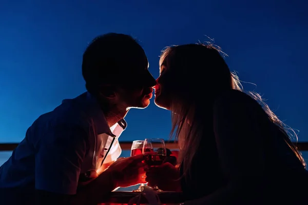 情侣的剪影在晚上约会亲吻 — 图库照片