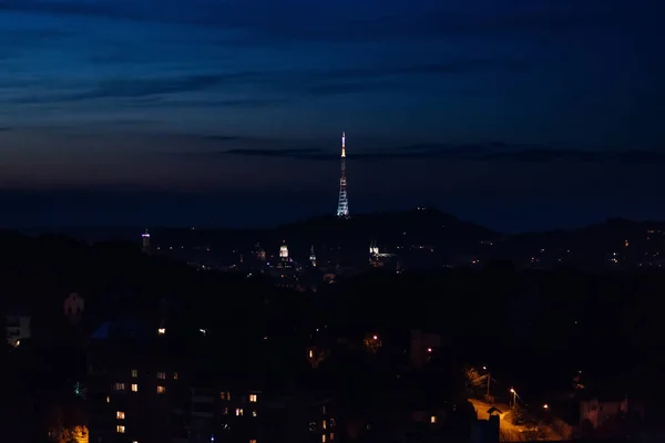 Una Torre Altura Brillante Fondo Una Ciudad Que Duerme Bajo — Foto de Stock