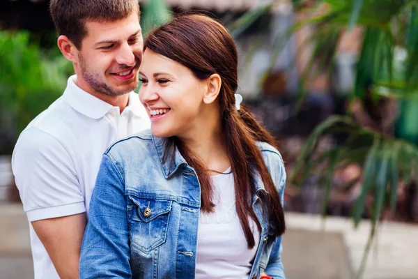 Mooi Meisje Glimlachend Omarmd Door Haar Geliefde Vriend — Stockfoto