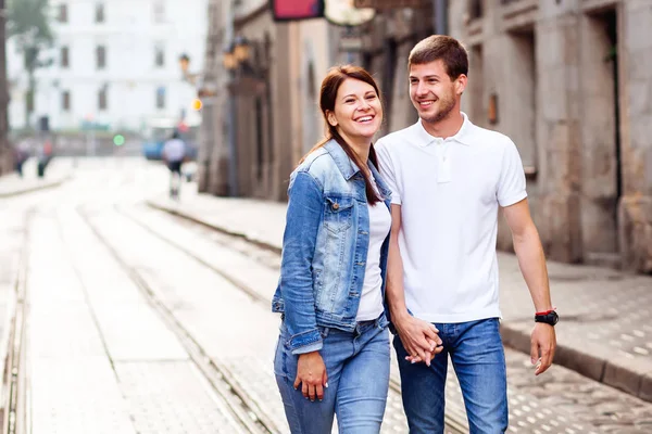 Feliz Encantadora Pareja Caminando Por Las Calles Ciudad — Foto de Stock