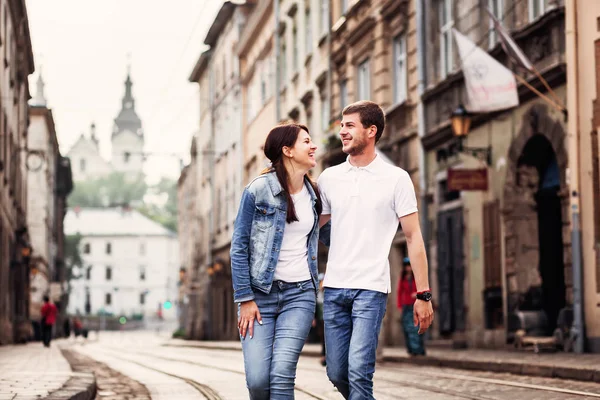 Novia Novio Tomados Mano Caminando Por Las Calles Una Ciudad — Foto de Stock