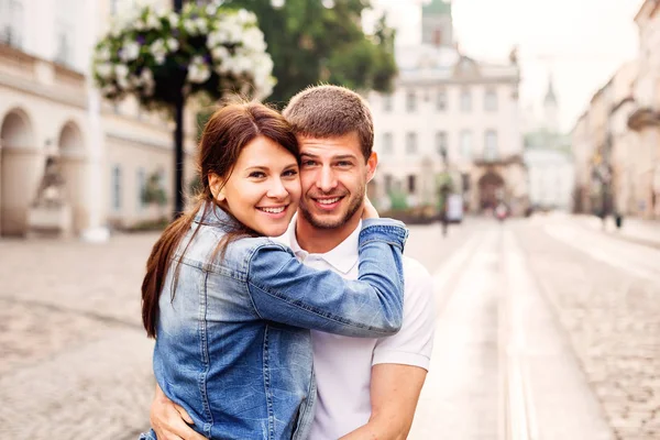 Abrazando Dos Amantes Las Personas Que Sonríen Lente Cámara Sobre — Foto de Stock