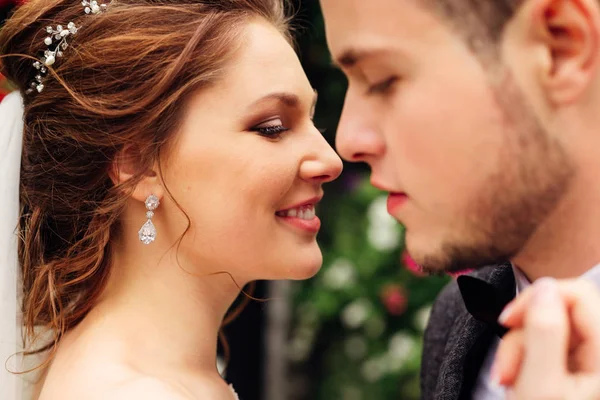 Casal Recém Casado Jardim Tendo Momentos Ternos — Fotografia de Stock