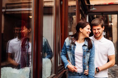 bir kız ve onun erkek arkadaşı penceresi, içten gülümseme