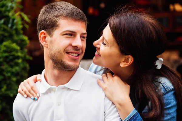 Freundin Mit Schönem Make Und Maniküre Umarmt Ihren Bärtigen Freund — Stockfoto