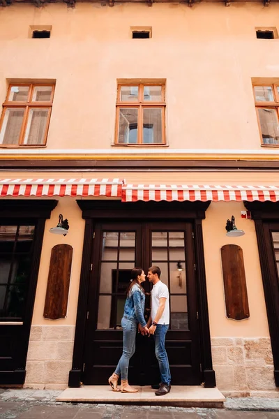 Un homme et une femme debout face à face et tenant la main sur le — Photo