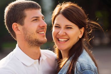 kız arkadaşı gülüyor ve kamera lensi ve onun erkek görünüyor