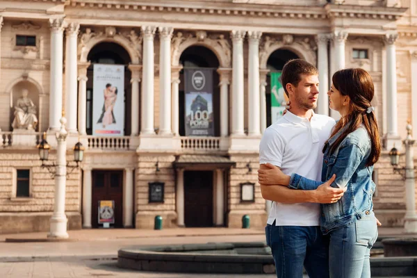 Lviv, Ucrania - 22 de junio 2016 pareja abrazándose de nuevo — Foto de Stock