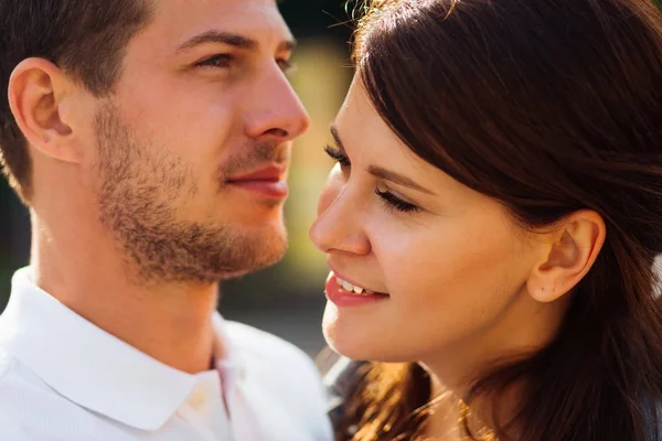 Meisje met een mooie make-up staat in de buurt van haar bebaarde boyfr — Stockfoto