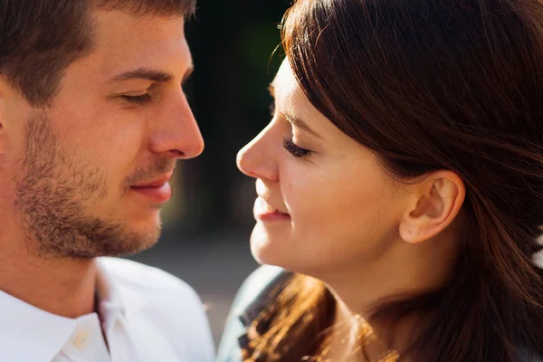 Erkek arkadaşına baktığı sevgiyle bakıyor.