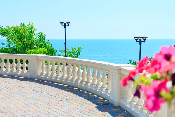 Ein Schöner Tag Für Einen Spaziergang Auf Der Terrasse Meer — Stockfoto