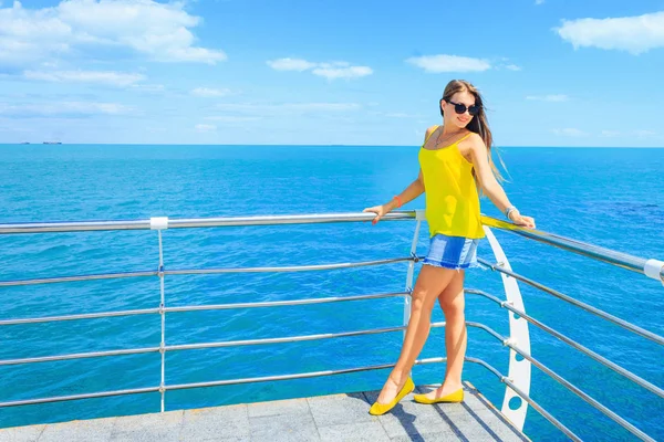 Şık Giysiler Içinde Güzel Bir Kız Bir Parmaklık Deniz Arka — Stok fotoğraf