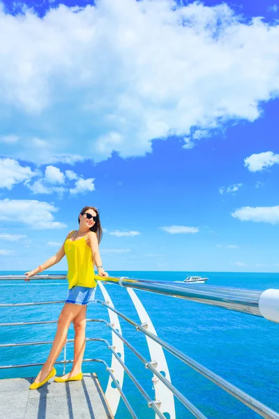 Menina Elegante Com Óculos Sol Fundo Mar Céu Com Nuvens — Fotografia de Stock