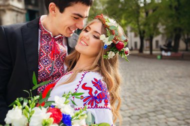 Kucaklayan ve birbirlerinin şirket zevk aşık Çift