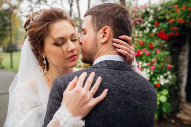 Gözlerini kapatma gelin damat, altın evlilik yüzüğünü ona sarılarak 